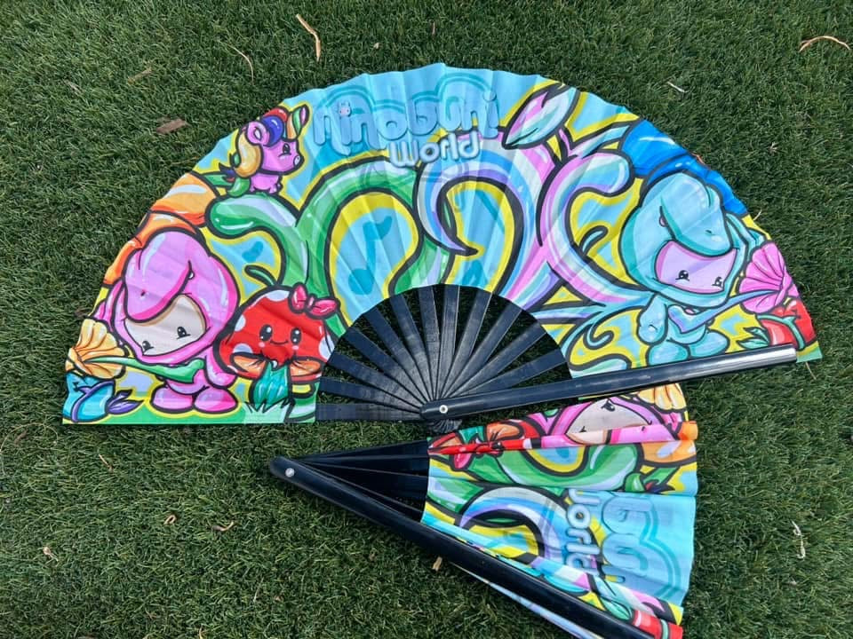 Festival PLUR fan.